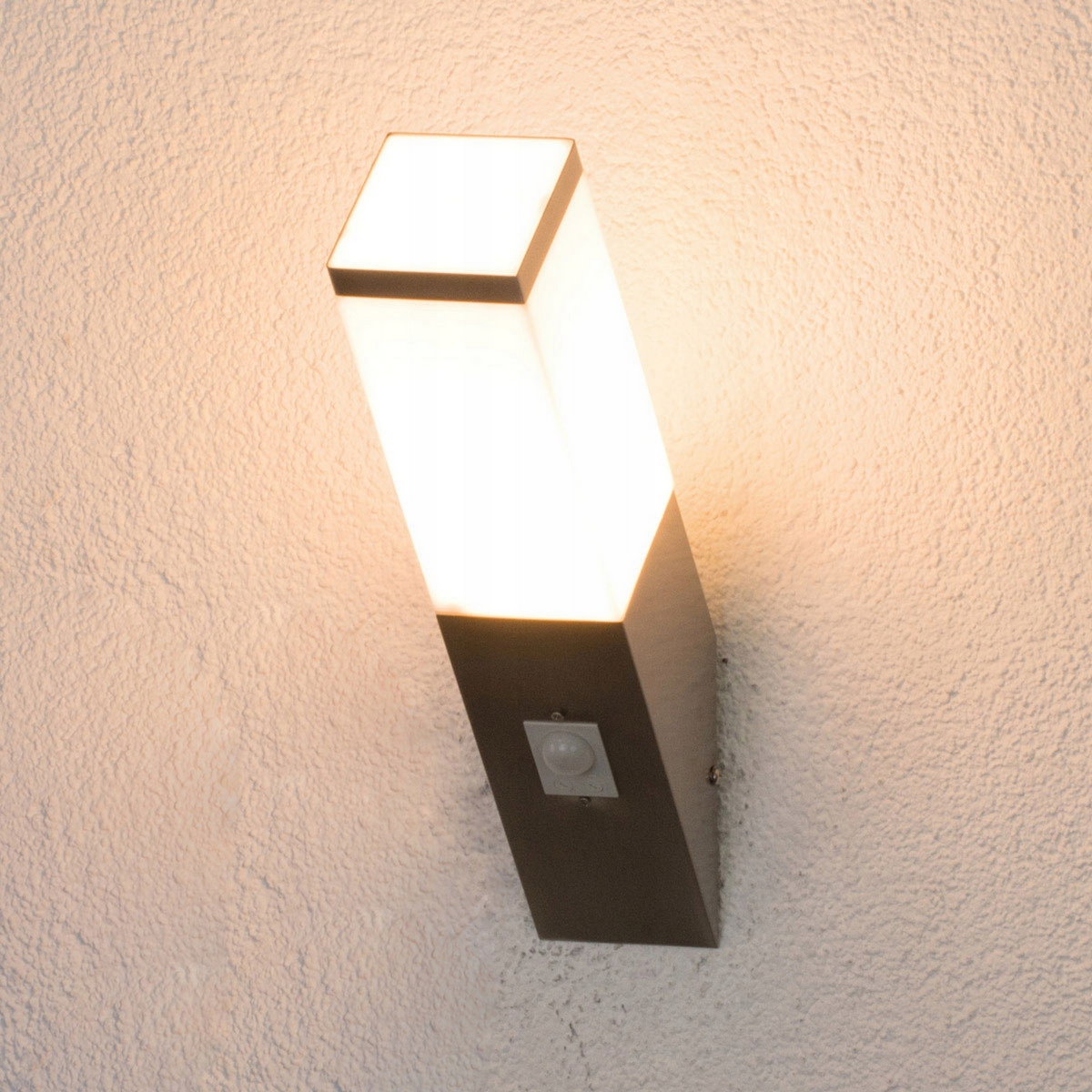 Vonkajšie fasádne svietidlo - Lindby Exteriérová nástenná lampa LORIAN A ++ IP44