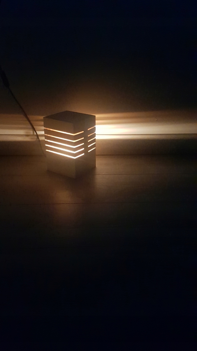 Drevená štvorcová lampa. Svietidlo ModernLight